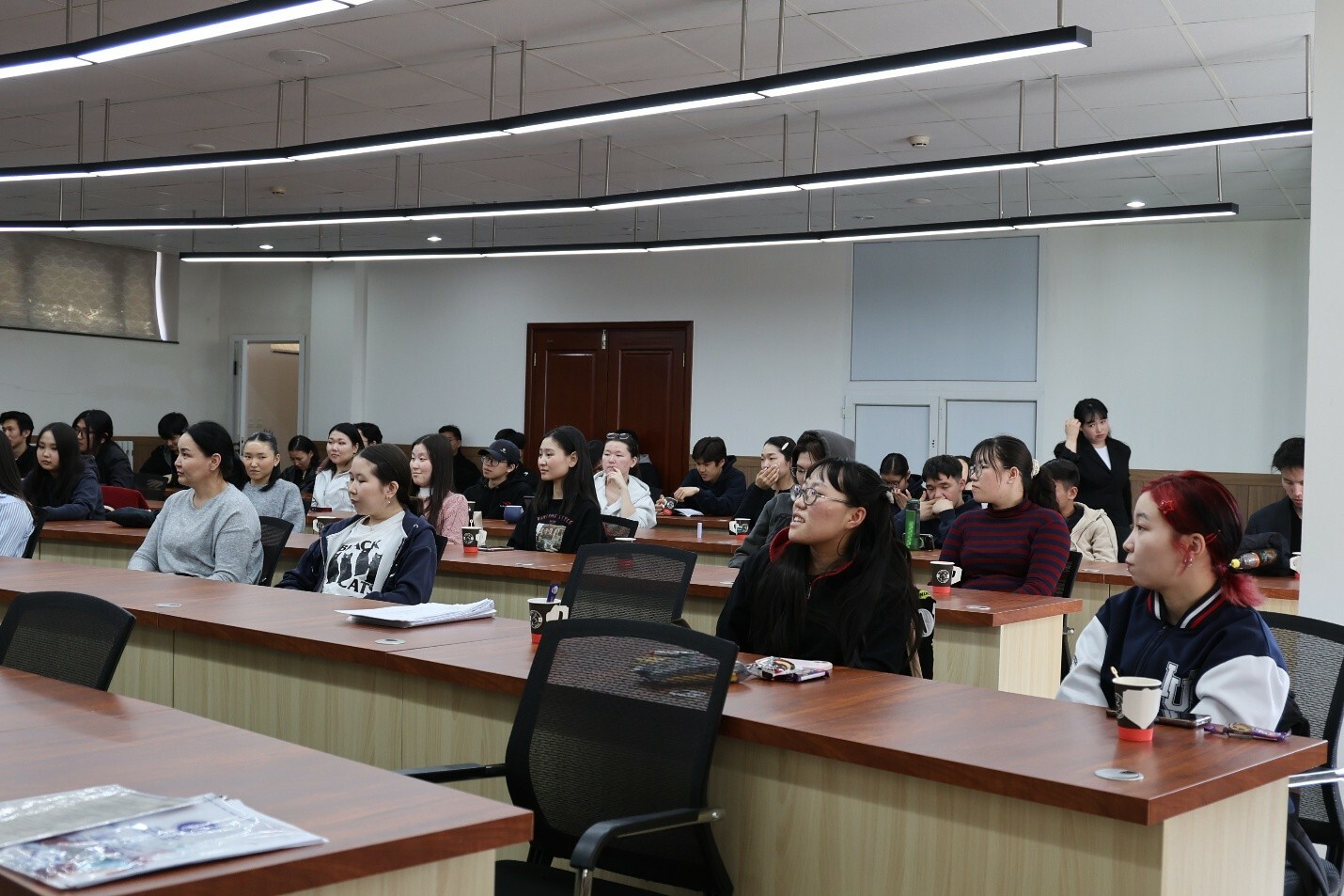 “ДЭЛХИЙН НОМЫН ӨДӨР”-ИЙГ ТЭМДЭГЛЭН ӨНГӨРҮҮЛЛЭЭ