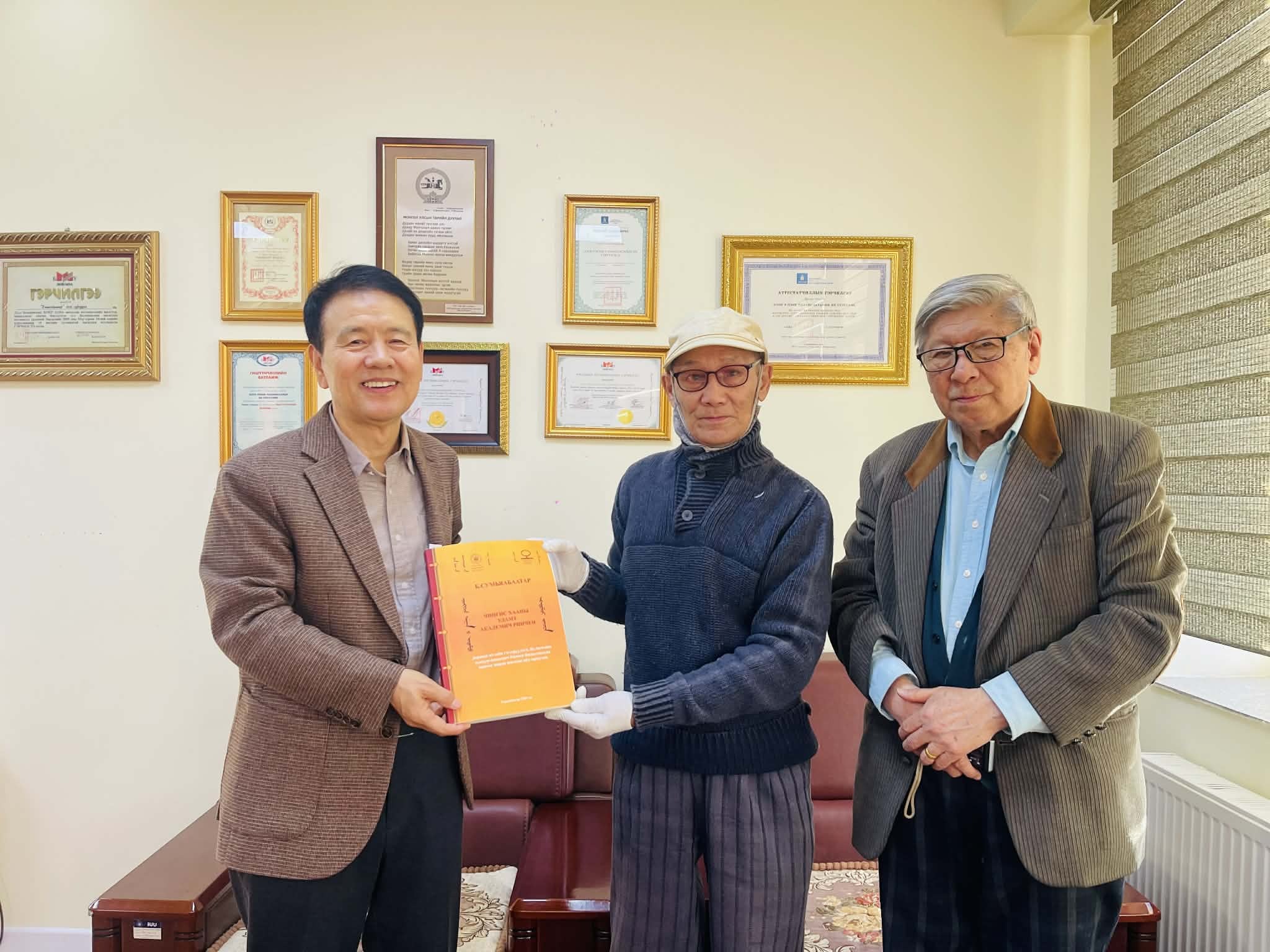 “Чингис Хааны удамт академич Ринчен” шинэ бүтээл хэвлэгдэн гарлаа